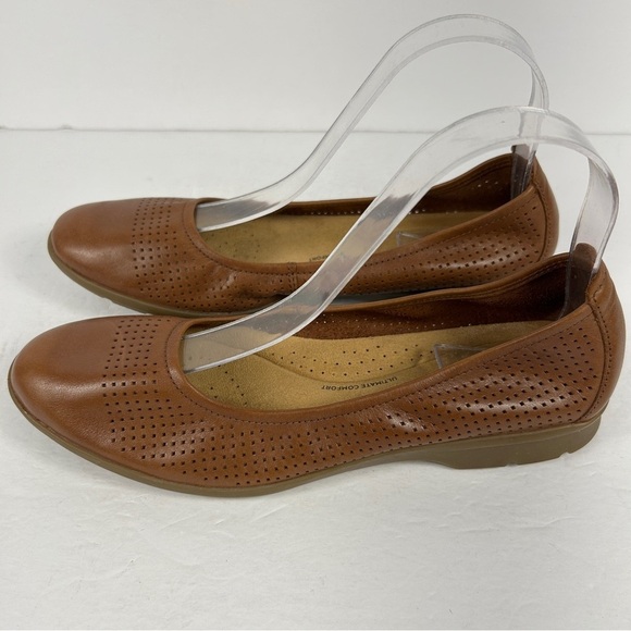 ❤️ Clarks Tan Perforated Loafers - Picture 6 of 9